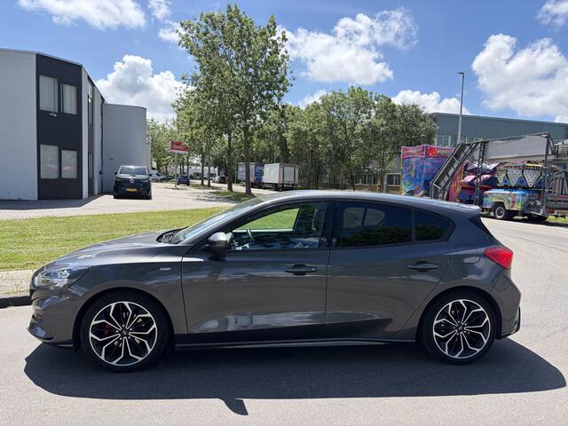 Ford FOCUS 1.0i EcoBoost ST Line Business 6-Bak 126 PK. Zeer mooie en als nieuw rijdende auto van de eerste eigenaar !!! Alle keuringen toegestaan !!