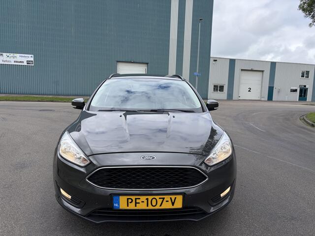 Ford FOCUS Wagon 1.0i Lease Edition 6-Bak 126 PK. Distributieriem en waterpomp vervangen bij 197.000 KM !!! Zeer fijn rijdende auto !!