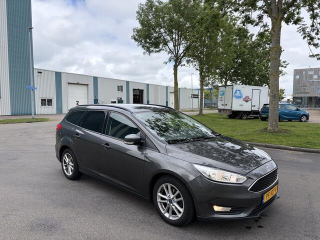 Ford FOCUS Wagon 1.0i Lease Edition 6-Bak 126 PK. Distributieriem en waterpomp vervangen bij 197.000 KM !!! Zeer fijn rijdende auto !!
