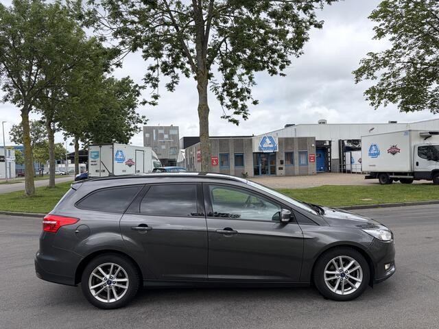 Ford FOCUS Wagon 1.0i Lease Edition 6-Bak 126 PK. Distributieriem en waterpomp vervangen bij 197.000 KM !!! Zeer fijn rijdende auto !!