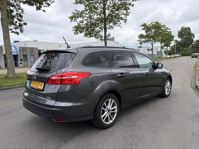 Ford FOCUS Wagon 1.0i Lease Edition 6-Bak 126 PK. Distributieriem en waterpomp vervangen bij 197.000 KM !!! Zeer fijn rijdende auto !!