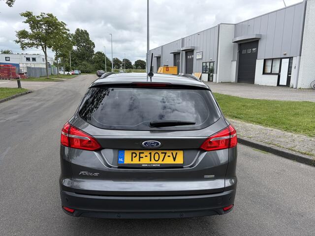 Ford FOCUS Wagon 1.0i Lease Edition 6-Bak 126 PK. Distributieriem en waterpomp vervangen bij 197.000 KM !!! Zeer fijn rijdende auto !!