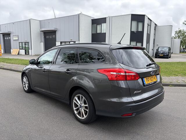 Ford FOCUS Wagon 1.0i Lease Edition 6-Bak 126 PK. Distributieriem en waterpomp vervangen bij 197.000 KM !!! Zeer fijn rijdende auto !!