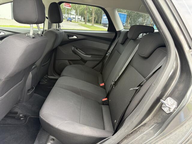 Ford FOCUS Wagon 1.0i Lease Edition 6-Bak 126 PK. Distributieriem en waterpomp vervangen bij 197.000 KM !!! Zeer fijn rijdende auto !!