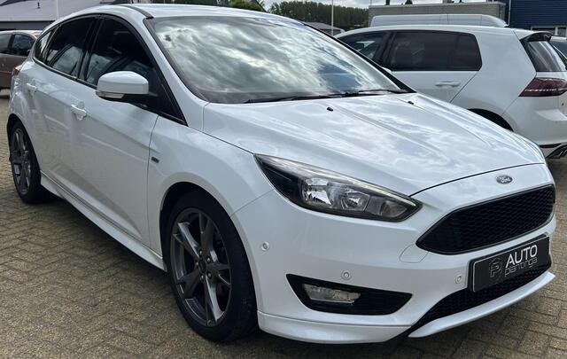 Ford FOCUS 1.0 ST-Line 125PK | NL AUTO | Achteruitrijcamera | Navigatie | Grote Spoiler | 18 Inch | Parkeersensoren Voor en Achter | Cruise Control | Climate Control | Voorruitverwarming | Armsteun | 2 Sleutels | Privacy Glass |