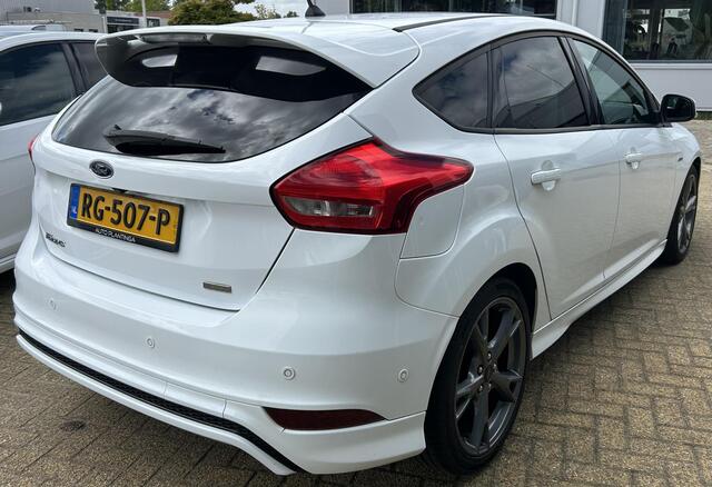 Ford FOCUS 1.0 ST-Line 125PK | NL AUTO | Achteruitrijcamera | Navigatie | Grote Spoiler | 18 Inch | Parkeersensoren Voor en Achter | Cruise Control | Climate Control | Voorruitverwarming | Armsteun | 2 Sleutels | Privacy Glass |