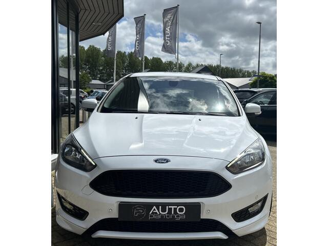 Ford FOCUS 1.0 ST-Line 125PK | NL AUTO | Achteruitrijcamera | Navigatie | Grote Spoiler | 18 Inch | Parkeersensoren Voor en Achter | Cruise Control | Climate Control | Voorruitverwarming | Armsteun | 2 Sleutels | Privacy Glass |