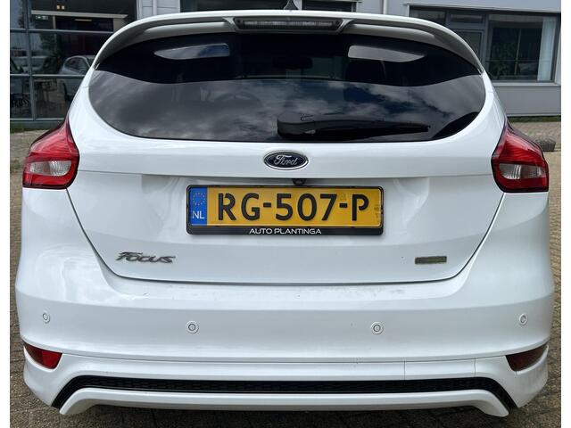 Ford FOCUS 1.0 ST-Line 125PK | NL AUTO | Achteruitrijcamera | Navigatie | Grote Spoiler | 18 Inch | Parkeersensoren Voor en Achter | Cruise Control | Climate Control | Voorruitverwarming | Armsteun | 2 Sleutels | Privacy Glass |