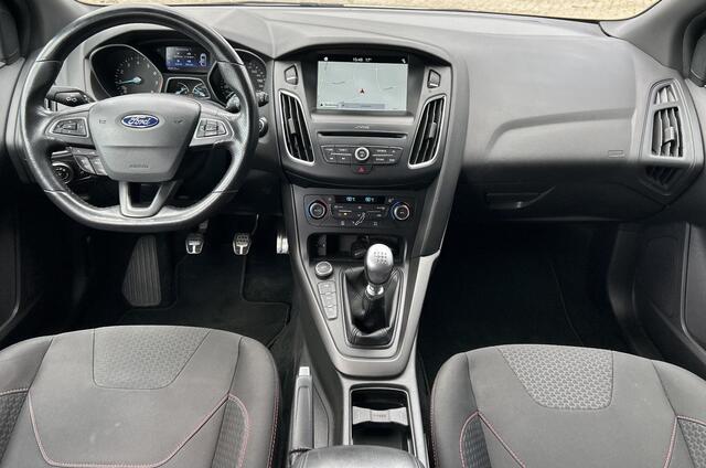 Ford FOCUS 1.0 ST-Line 125PK | NL AUTO | Achteruitrijcamera | Navigatie | Grote Spoiler | 18 Inch | Parkeersensoren Voor en Achter | Cruise Control | Climate Control | Voorruitverwarming | Armsteun | 2 Sleutels | Privacy Glass |