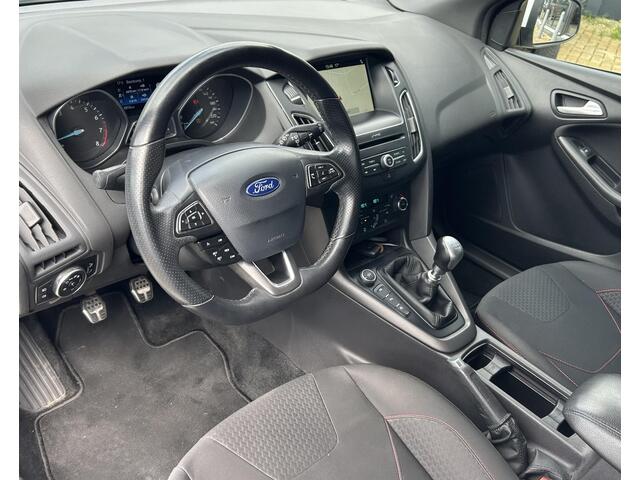 Ford FOCUS 1.0 ST-Line 125PK | NL AUTO | Achteruitrijcamera | Navigatie | Grote Spoiler | 18 Inch | Parkeersensoren Voor en Achter | Cruise Control | Climate Control | Voorruitverwarming | Armsteun | 2 Sleutels | Privacy Glass |