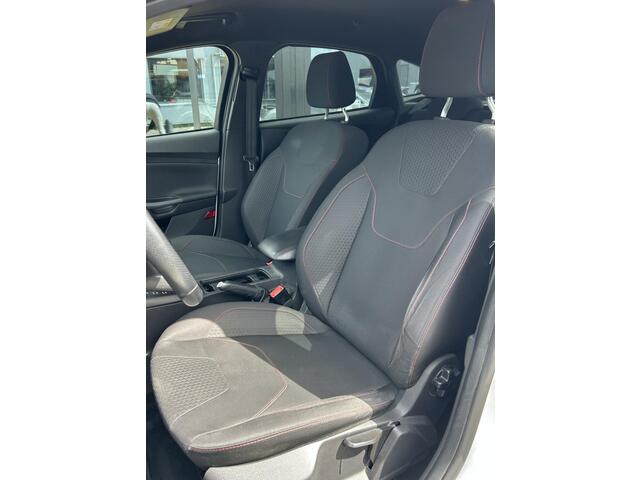 Ford FOCUS 1.0 ST-Line 125PK | NL AUTO | Achteruitrijcamera | Navigatie | Grote Spoiler | 18 Inch | Parkeersensoren Voor en Achter | Cruise Control | Climate Control | Voorruitverwarming | Armsteun | 2 Sleutels | Privacy Glass |