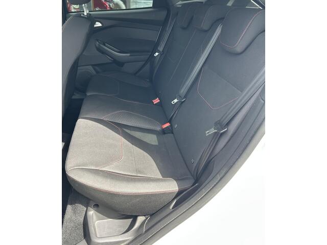 Ford FOCUS 1.0 ST-Line 125PK | NL AUTO | Achteruitrijcamera | Navigatie | Grote Spoiler | 18 Inch | Parkeersensoren Voor en Achter | Cruise Control | Climate Control | Voorruitverwarming | Armsteun | 2 Sleutels | Privacy Glass |