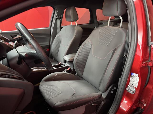 Ford FOCUS Wagon 1.0 ST-Line | Candy red | Trekhaak | NL origineel