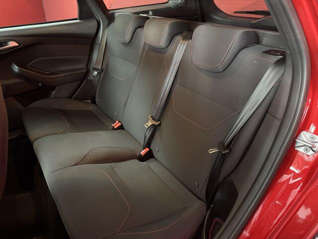 Ford FOCUS Wagon 1.0 ST-Line | Candy red | Trekhaak | NL origineel