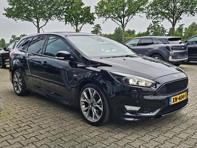 Ford FOCUS Wagon 1.5 Titanium 182 pk | 2de eigenaar | Bi-xenon | Camera | Stuur- en stoelverwarming | 18'' velgen | Zéér netjes!