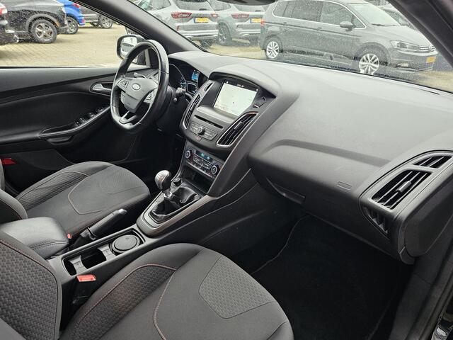 Ford FOCUS Wagon 1.5 Titanium 182 pk | 2de eigenaar | Bi-xenon | Camera | Stuur- en stoelverwarming | 18'' velgen | Zéér netjes!