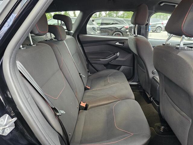Ford FOCUS Wagon 1.5 Titanium 182 pk | 2de eigenaar | Bi-xenon | Camera | Stuur- en stoelverwarming | 18'' velgen | Zéér netjes!