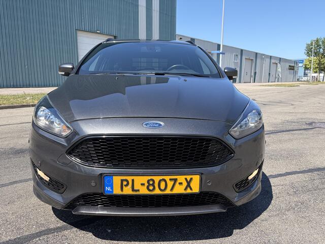 Ford FOCUS Wagon 1.0i Eco-Boost ST-Line 6-Bak 126 PK. Prachtige en goed onderhouden auto !!! Alle keuringen toegestaan !! Rijdt ook helemaal nieuw !