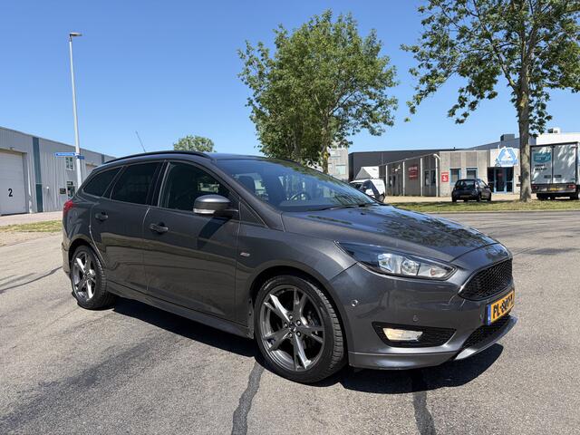 Ford FOCUS Wagon 1.0i Eco-Boost ST-Line 6-Bak 126 PK. Prachtige en goed onderhouden auto !!! Alle keuringen toegestaan !! Rijdt ook helemaal nieuw !