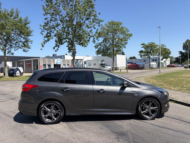 Ford FOCUS Wagon 1.0i Eco-Boost ST-Line 6-Bak 126 PK. Prachtige en goed onderhouden auto !!! Alle keuringen toegestaan !! Rijdt ook helemaal nieuw !