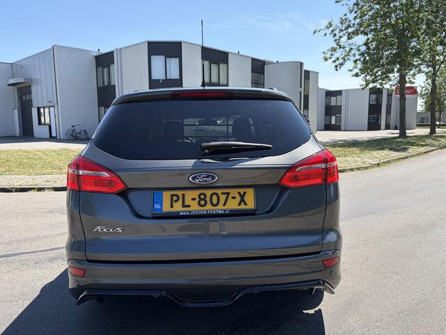 Ford FOCUS Wagon 1.0i Eco-Boost ST-Line 6-Bak 126 PK. Prachtige en goed onderhouden auto !!! Alle keuringen toegestaan !! Rijdt ook helemaal nieuw !