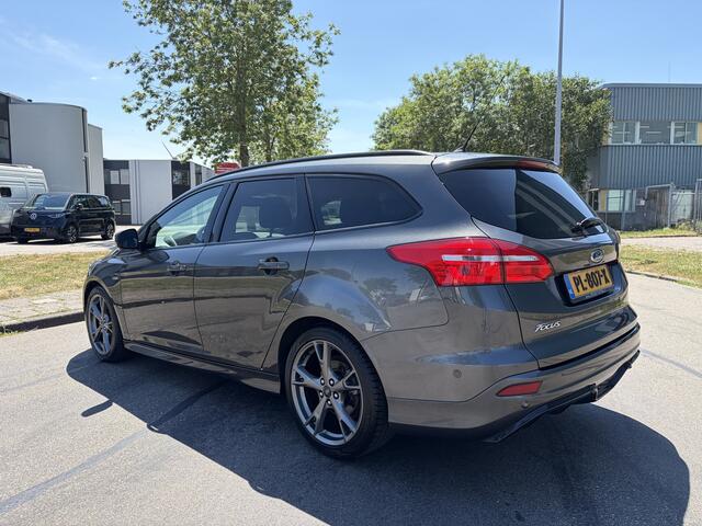 Ford FOCUS Wagon 1.0i Eco-Boost ST-Line 6-Bak 126 PK. Prachtige en goed onderhouden auto !!! Alle keuringen toegestaan !! Rijdt ook helemaal nieuw !