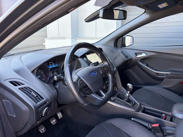Ford FOCUS Wagon 1.0i Eco-Boost ST-Line 6-Bak 126 PK. Prachtige en goed onderhouden auto !!! Alle keuringen toegestaan !! Rijdt ook helemaal nieuw !