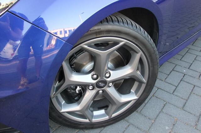 Ford FOCUS Wagon 2.0 ST-2 / RECARDO/ All-season/ Xenon/ 250PK/ Stoel+stuurverwarming/ Clima