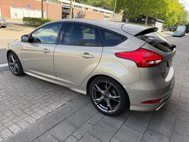 Ford FOCUS 1.0 ST-Line PARKASSIST CARPLAY CLIMA NAP 1STE EIG