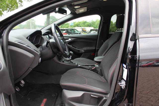 Ford FOCUS Wagon 1.5 ST-Line / Distr.riem VV / Camera / Navigatie / Parkeerhulp achter / 17'' / Cruise Control