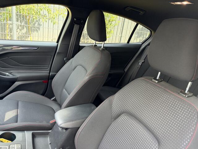 Ford FOCUS 1.0 EcoBoost Titanium Business / AUTOMAAT / NAVI / CRUISE / 135dkm!