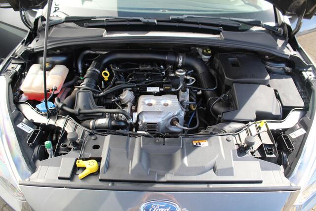 Ford FOCUS Wagon 1.0-125pk Titanium. Zeer nette, praktische en goed onderhouden wagen, afkomstig van de 1e eig. ! Autm. airco dual, cruise control, trekhaak, verwarmd voorraam, navigatie, telefoonvoorb., metallic lak, pdc v~a, LM wielen, All Season banden etc.