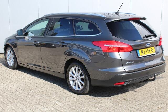 Ford FOCUS Wagon 1.0-125pk Titanium. Zeer nette, praktische en goed onderhouden wagen, afkomstig van de 1e eig. ! Autm. airco dual, cruise control, trekhaak, verwarmd voorraam, navigatie, telefoonvoorb., metallic lak, pdc v~a, LM wielen, All Season banden etc.