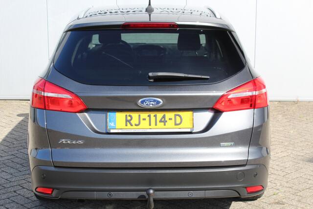 Ford FOCUS Wagon 1.0-125pk Titanium. Zeer nette, praktische en goed onderhouden wagen, afkomstig van de 1e eig. ! Autm. airco dual, cruise control, trekhaak, verwarmd voorraam, navigatie, telefoonvoorb., metallic lak, pdc v~a, LM wielen, All Season banden etc.