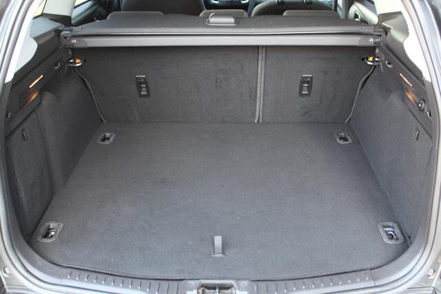 Ford FOCUS Wagon 1.0-125pk Titanium. Zeer nette, praktische en goed onderhouden wagen, afkomstig van de 1e eig. ! Autm. airco dual, cruise control, trekhaak, verwarmd voorraam, navigatie, telefoonvoorb., metallic lak, pdc v~a, LM wielen, All Season banden etc.