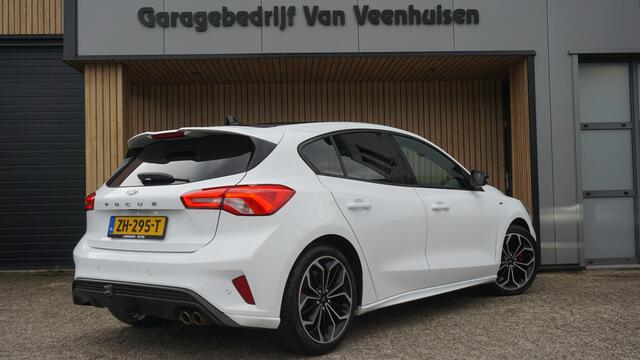 Ford FOCUS 1.5 182pk EcoBoost ST Line Business & Black Style B&O 18inch LM Trekhaak Stoel/Stuurwiel V.W. *NL auto*