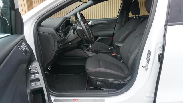 Ford FOCUS 1.5 182pk EcoBoost ST Line Business & Black Style B&O 18inch LM Trekhaak Stoel/Stuurwiel V.W. *NL auto*