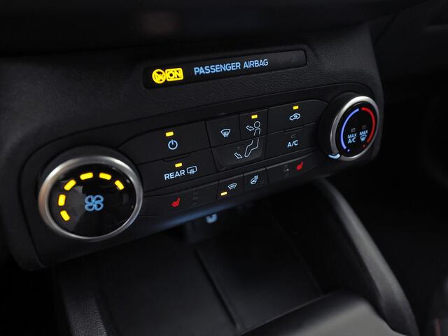 Ford FOCUS Wagon 1.0 EcoBoost ST Line (APPLE CARPLAY, GROOT NAVI, STUUR/STOELVERWARMING, KEYLESS, GETINT GLAS, SPORTSTOELEN, CRUISE, PARKEERSENSOREN, NIEUWSTAAT)