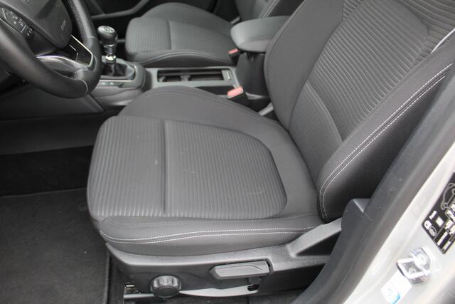 Ford FOCUS Wagon 1.0-125pk EcoBoost Mild-hybrid Titanium. Mooie, ruime, luxe en comfortabele Ford Focus wagon. Volautm. airco dual, camera, easy entry/easy go, stoel-, stuur- en voorraamverw., cruise control, Isofix, side- en lane assist, parkeersensoren v+a, LM wielen etc.