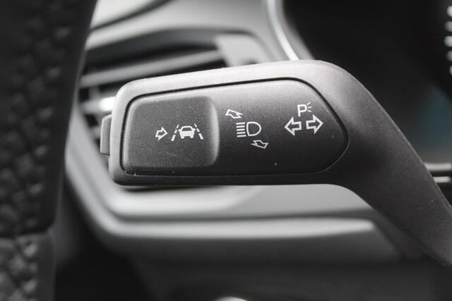 Ford FOCUS Wagon 1.0-125pk EcoBoost Mild-hybrid Titanium. Mooie, ruime, luxe en comfortabele Ford Focus wagon. Volautm. airco dual, camera, easy entry/easy go, stoel-, stuur- en voorraamverw., cruise control, Isofix, side- en lane assist, parkeersensoren v+a, LM wielen etc.