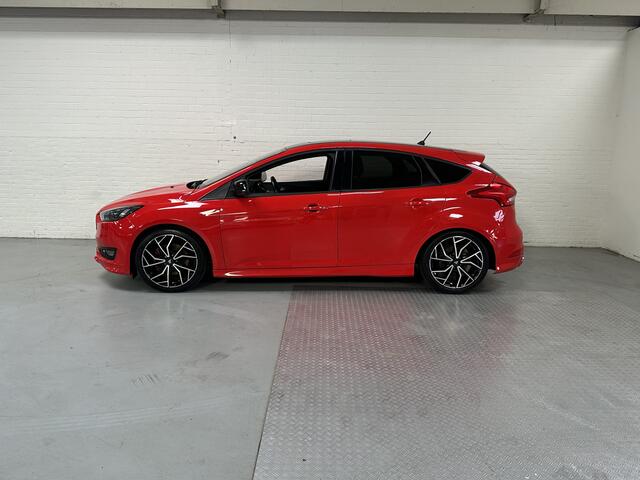 Ford FOCUS 1.5 EcoBoost ST Line Business CLIMA // CAMERA // CRUISE // NAVI
