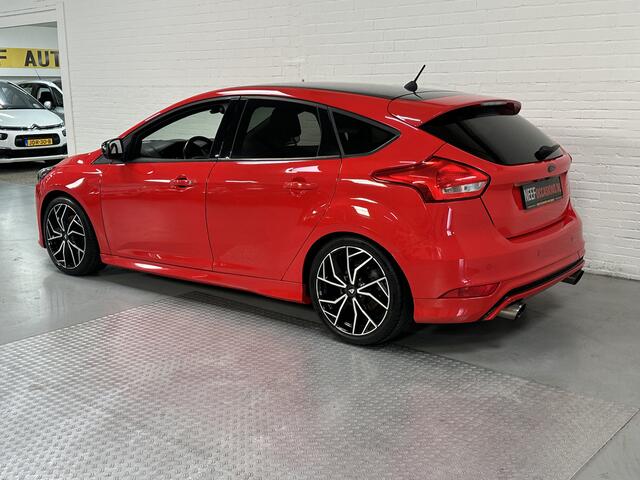 Ford FOCUS 1.5 EcoBoost ST Line Business CLIMA // CAMERA // CRUISE // NAVI
