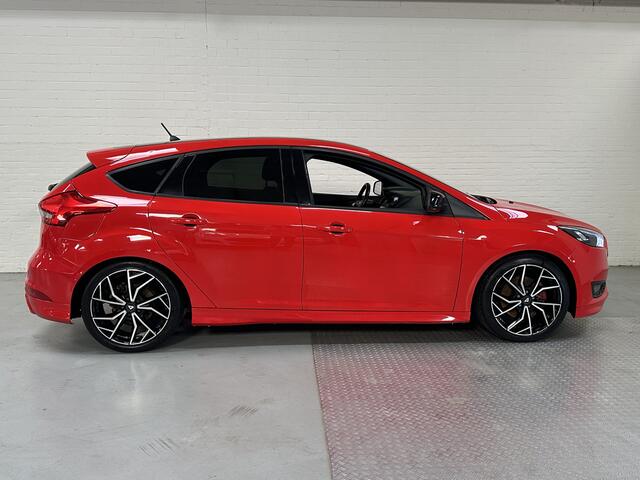 Ford FOCUS 1.5 EcoBoost ST Line Business CLIMA // CAMERA // CRUISE // NAVI