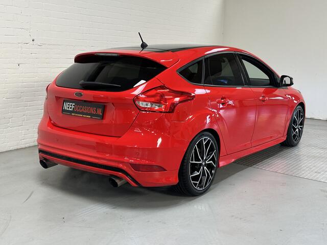 Ford FOCUS 1.5 EcoBoost ST Line Business CLIMA // CAMERA // CRUISE // NAVI