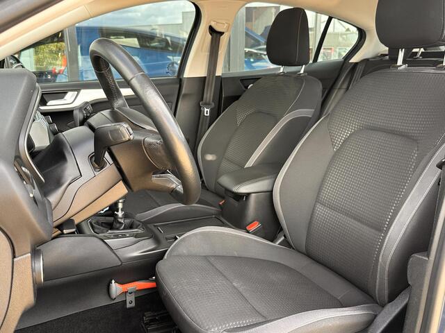 Ford FOCUS 1.0 EcoBoost Trend Edition Business 125PK | NL AUTO | NAP | Parkeersensoren Voor en Achter | Airco | Navigatie | Cruise Control | Lichtmetalen Velgen | 2 Sleutels |