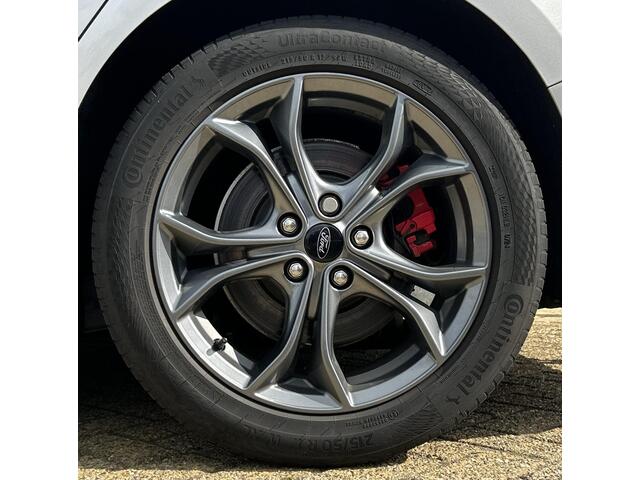 Ford FOCUS Wagon 1.5 EcoBoost ST Line Business 182PK | Volledig Dealeronderhouden | 2e Eigenaar | NL AUTO | NAP | Wegklapbare Trekhaak | Elektrische Stoel | Half Leder | Stoelverwarming | Stuurverwarming | Voorruitverwarming | Navigatie |