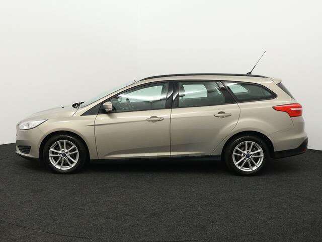 Ford FOCUS Wagon 1.0 Trend Trend 100PK/74KW Trekhaak, cruise met ASLD, apple carplay/android auto, Parkeersensor achter Een ruime auto die ideaal is voor dagelijks gebruik. Dankzij de ruime kofferbak is er genoeg plek voor bagage en boodschappen. De auto rijdt comfortabel en is voorzien van een zuinige 1.0 ben