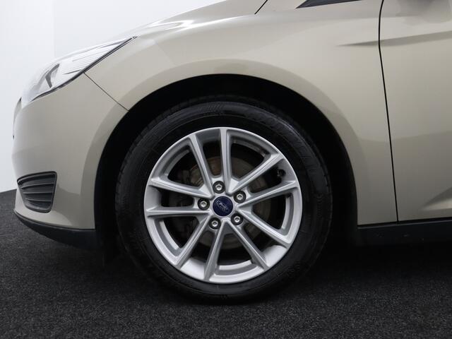 Ford FOCUS Wagon 1.0 Trend Trend 100PK/74KW Trekhaak, cruise met ASLD, apple carplay/android auto, Parkeersensor achter Een ruime auto die ideaal is voor dagelijks gebruik. Dankzij de ruime kofferbak is er genoeg plek voor bagage en boodschappen. De auto rijdt comfortabel en is voorzien van een zuinige 1.0 ben