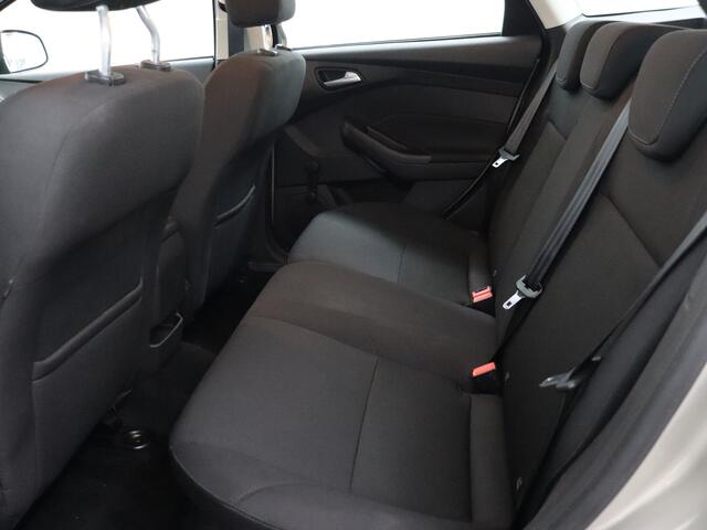 Ford FOCUS Wagon 1.0 Trend Trend 100PK/74KW Trekhaak, cruise met ASLD, apple carplay/android auto, Parkeersensor achter Een ruime auto die ideaal is voor dagelijks gebruik. Dankzij de ruime kofferbak is er genoeg plek voor bagage en boodschappen. De auto rijdt comfortabel en is voorzien van een zuinige 1.0 ben