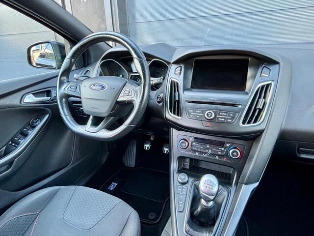 Ford FOCUS Wagon 1.0 ST-line 140PK Carplay | Stoelverwarming | PDC